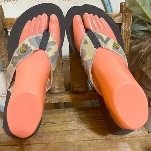 ROXY Camouflage FLIP FLOPS WOMEN'S THONGS. SZ 8.5 Worn ONCE!